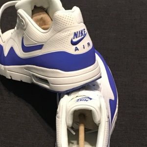 NIKE WOMENS 8.5 AIR MAX